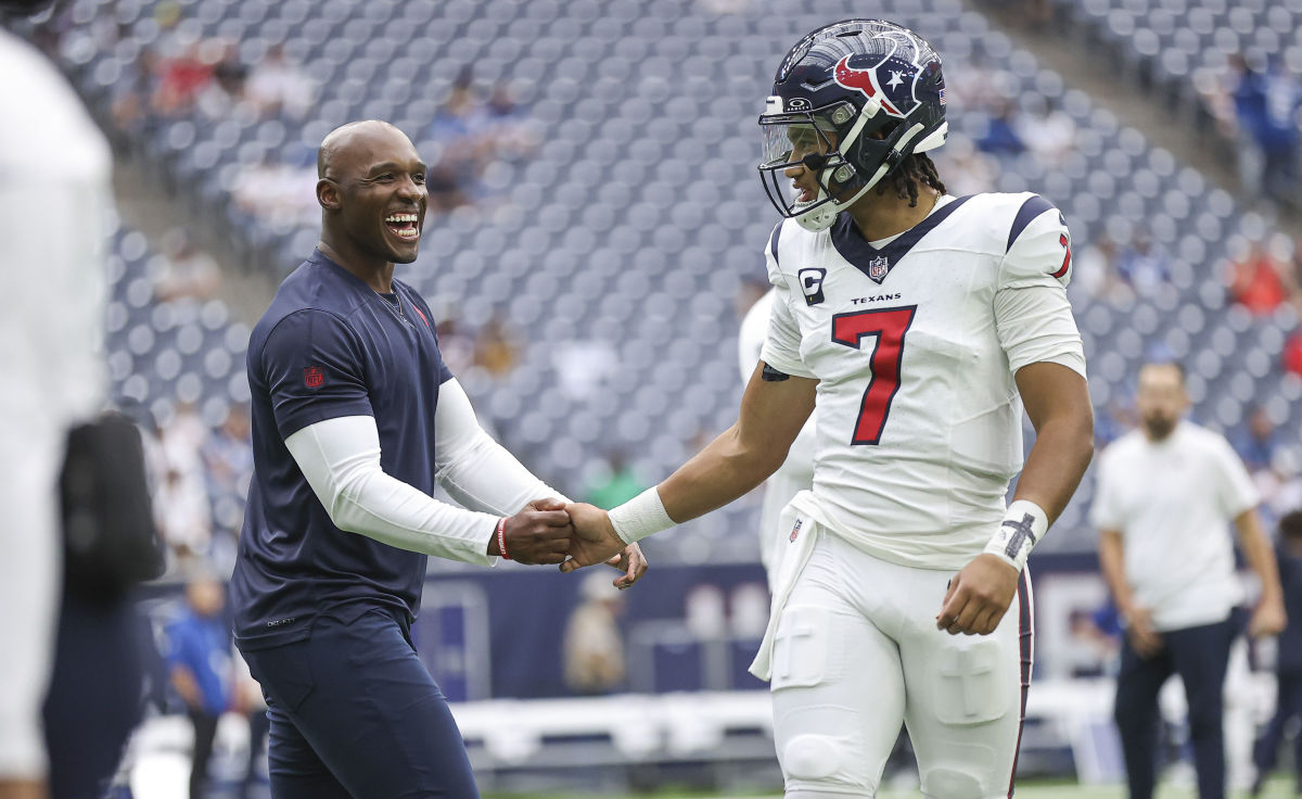 Troy Taormina-USA TODAY Sports, Texans head coach DeMeco Ryans shakes hands with quarterback C.J. Stroud.